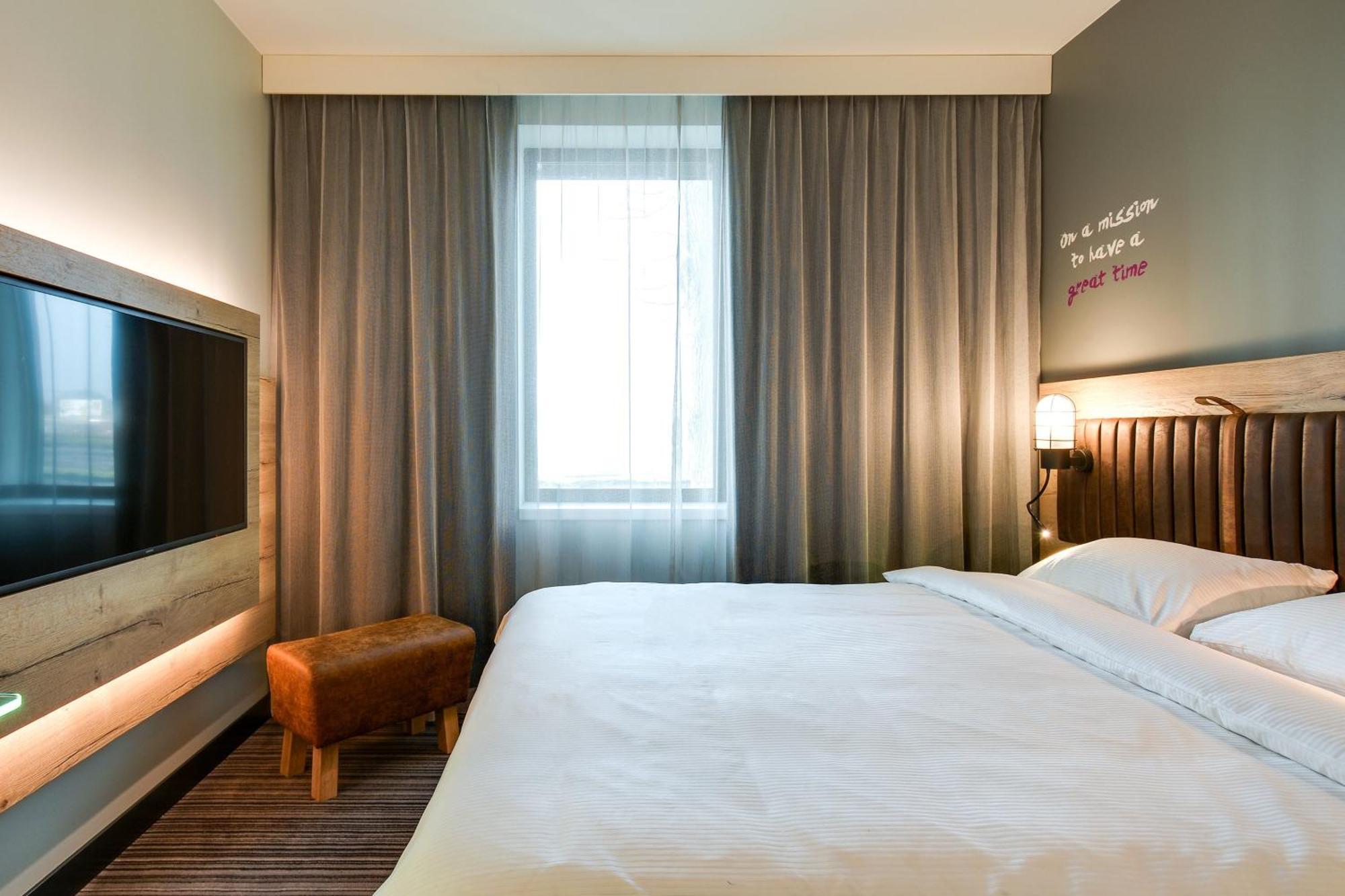 Hotel Moxy Katowice Airport Pyrzowice Esterno foto